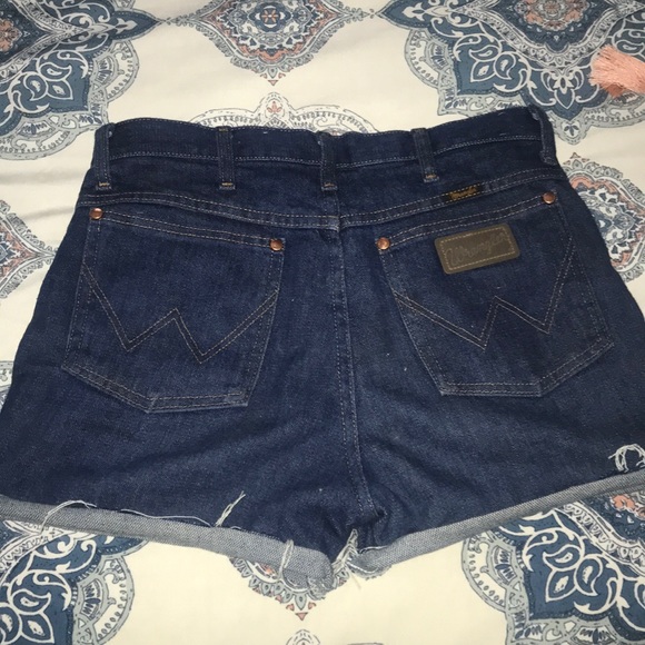 High-waisted Wrangler Cut Off Shorts - Picture 4 of 6